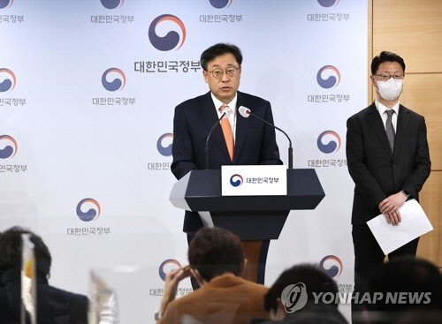 박윤규 과학기술정보통신부 2차관이 18일 정부서울청사 브리핑실에서 5G 주파수 할당 조건 이행점검 결과 및 향후계획을 발표하고 있다. 과학기술정보통신부는 28㎓ 대역 기지국 설치 이행률을 점검한 결과 SKT에는 이용 기간 10%(6개월) 단축, KT와 LGU+에는 할당 취소 처분을 각각 통지했다고 밝혔다.  연합뉴스